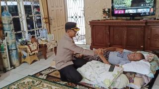 Kapolres Bengkalis Jenguk Personil yang sedang sakit, Berikan Motivasi dan Semangat untuk Sehat