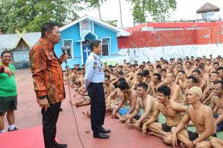 Usai Kakanwil Kemenkumham Riau Pimpin Apel di Lapas Kelas IIA Bengkalis, Kalapas Memandu ke Seluruh Penjuru Lapas