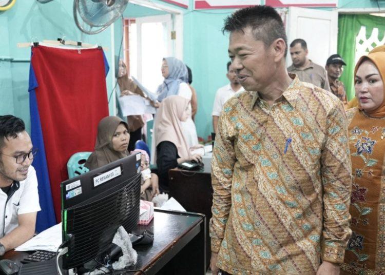 Pastikan Pelayanan, Bupati Rohil Pantau Perekaman e-KTP di Tanjung Medan