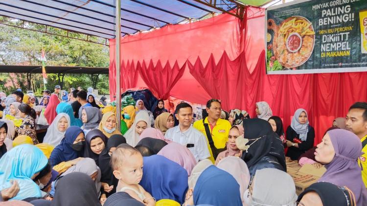 PT Musim Mas Salurkan 3 Ton Minyak Goreng dalam Gelar Pasar Murah di Halaman Kantor DKPTH Kabupaten Pelalawan