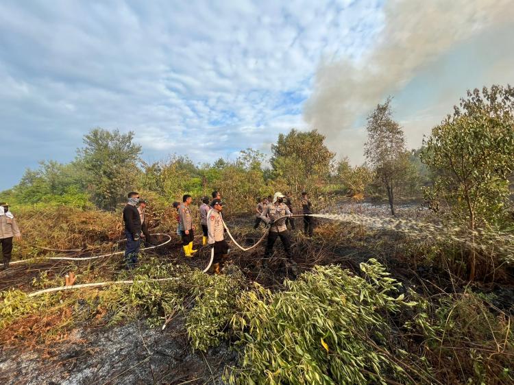 Kapolres Bengkalis Turun Langsung ke Titik Hotspot Kebakaran Hutan di Kecamatan Bantan