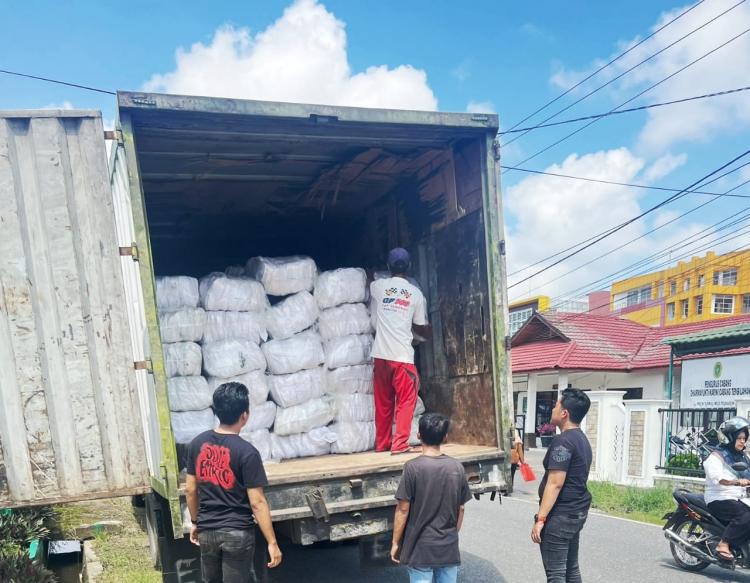 Ditkrimsus Polda Riau Lakukan Serah Terima Tersangka dan ± 300 Karung Barang Import ke Kejaksaan Negeri Tembilahan