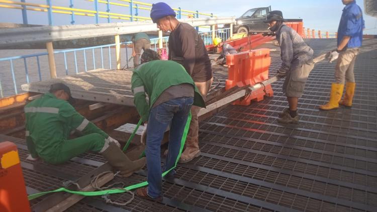 Perbaikan Lantai Moveabel Brigde, Kepala Dishub Mohon Maaf; Selama 2 Hari Pelabuhan Ro Ro Sungai Selari Dilayani Satu Dermaga