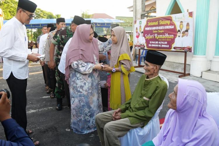 Safari Ramadhan di Masjid Al Falah Desa Senggoro, Bupati Kasmarni Serahkan Bantuan 