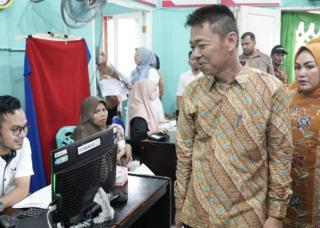 Pastikan Pelayanan, Bupati Rohil Pantau Perekaman e-KTP di Tanjung Medan