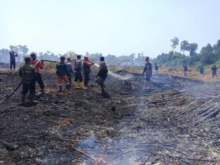 2 Hari Berjibaku Padamkan Karhutla, Kapolres Bengkalis dan Tim Bertekad Pantang Pulang Sebelum Padam