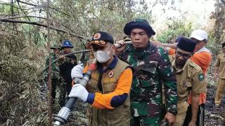 Wabup Bagus Santoso Bersama Forkopimda Berjibaku Padamkan Kebakaran Hutan dan Lahan di Bengkalis