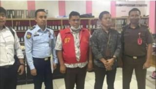 Sempat Buron, Kejari Pelalawan Akhirnya Eksekusi Iwan Sarjono Terpidana Kasus Pemalsuan Surat Ke Rutan Sialang Bungkuk