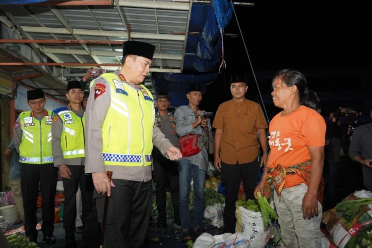 Kapolda Riau Pimpin Langsung Patroli Sekala Besar dan Berdialog Dengan Pedagang Sayur