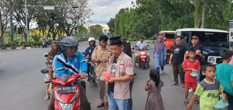 TLCI Chapter 2 Korwil Kampar Bersama Member Club, Bagi 300 Paket Takjil Pada Pengguna Jalan Dikota Sarimadu Bangkinang