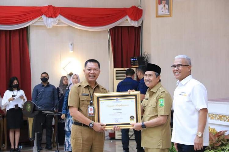 Pemko Pekanbaru Terima Piagam dari DJPb Treasury Award 2023 Dalam Kategori Kinerja KUR dan Ultra Mikro Terbaik