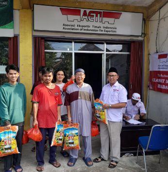 Berbagi Kasih Di Bulan Suci Ramadhan AETI Salurkan Paket Sembako Ke Warga Pangkalpinang 