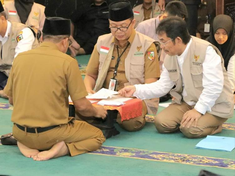 Sekdako Pekanbaru Jadi Amil Zakat Sehari di  Masjid Agung Ar Rahman