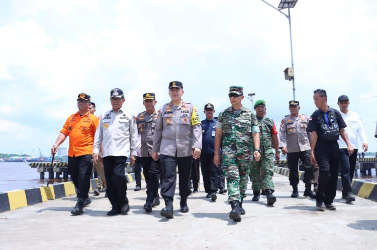 Kapolda Riau Beserta Danrem 031/Wirabima Tinjau Langsung Laka Laut SB. Evelyn Calisca di Indragiri Hilir