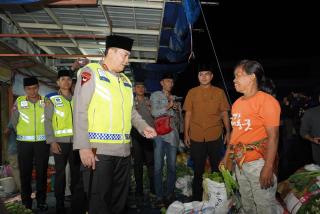 Kapolda Riau Pimpin Langsung Patroli Sekala Besar dan Berdialog Dengan Pedagang Sayur