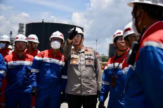 Pastikan Stok Minyak Pertamina Untuk Masyarakat Aman, Kapolda Riau Tinjau Langsung Lokasi Ledakan di Dumai
