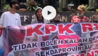 Massa Minta Sekda Riau SF Haryanto Ditangkap, KPK Tidak Boleh Kalah