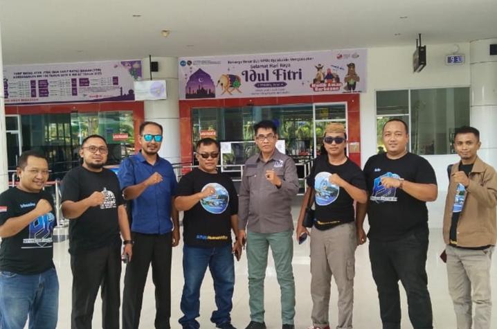Pengurus DPD PJS Gorontalo Sambut Kedatangan Ketua Umum Mahmud Marhaba di Bandara Djalaludin