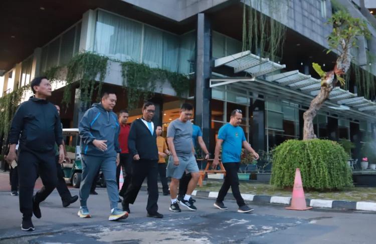 Kapolda Riau melaksanakan Olahraga Pagi Bersama Menkopulhukam RI Beserta Rombongan 