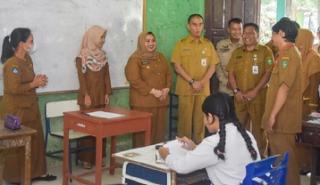 Tinjau Asesmen Sumatif SD dan SMP di Mandau Pinggir, Bupati Kasmarni Harapkan Lulus Semua 