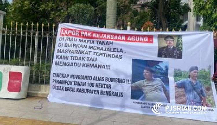 Diduga Konflik Lahan Siak Kecil, Spanduk Tangkap Bombing Beredar di Pekanbaru