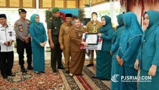 Bupati Bengkalis Kasmarni Serahkan Hadiah Pemenang Lomba HKG PKK