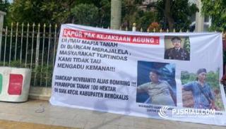 Diduga Konflik Lahan Siak Kecil, Spanduk Tangkap Bombing Beredar di Pekanbaru