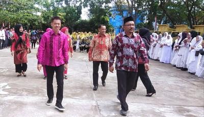 Bupati Afrizal Sintong Didampingi Kadis LH Suwandi Saksikan Penyembelihan Hewan Qurban