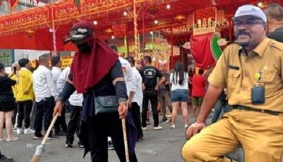 Iven Internasional Berlangsung, DLH Rohil Kerahkan 600 Petugas Selama Ritual Bakar Tongkang 