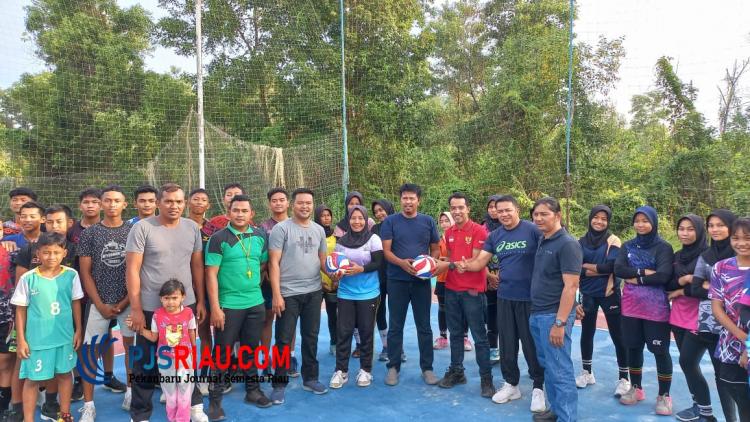 Saat Berlatih, KONI Kabupaten Bengkalis Berikan Bantuan Bola Volly Kepada DVC