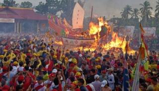 Festival Bakar Tongkang Berhasil Sedot Puluhan Ribu Wisatawan di Riau
