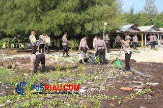 Polres Bengkalis Peduli Lingkungan Bersihkan Sampah di Area Pantai Pasir Putih dan Pantai Selat Baru