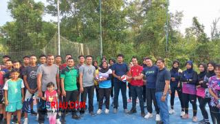 Saat Berlatih, KONI Kabupaten Bengkalis Berikan Bantuan Bola Volly Kepada DVC