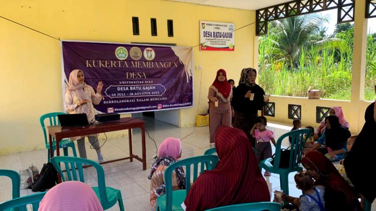 Tim KUKERTA Membangun Desa, UNRI Lakukan Sosialisasi Pencegahan Stunting di Posyandu Desa Batu Gajah