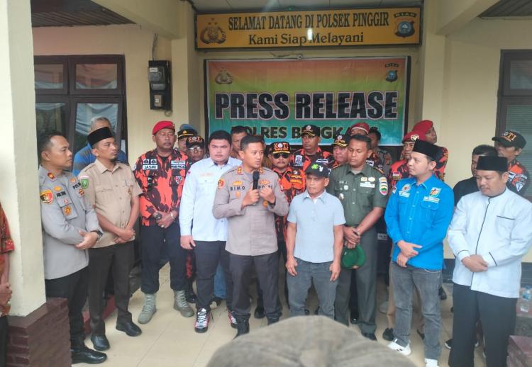 Kapolres Bengkalis Pimpin Press Release Perkara Pelecehan Terhadap Simbol Negara di Polsek Pinggir