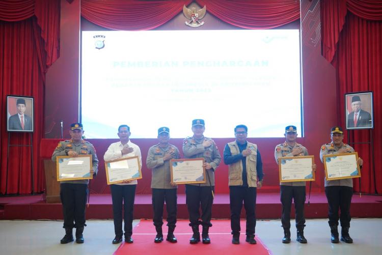 Ungkap Kasus Penyelundupan PMI, BP2MI Berikan Penghargaan Kepada Kapolda Riau Beserta Jajaran