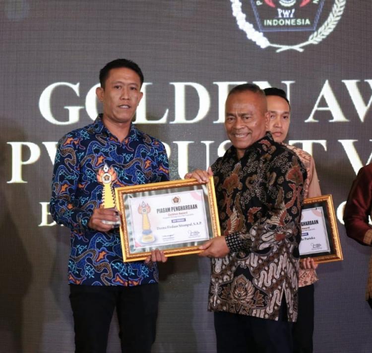 Bupati Kasmarni dan Ketua Koni Bengkalis Terima Penghargaan Golden Award 2023