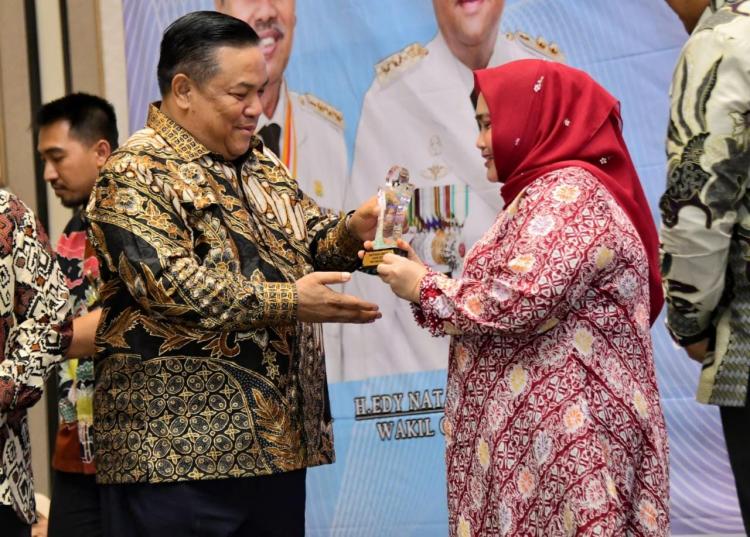 Paritrana Award Riau, Bupati Kasmarni Terima Anugerah Terbaik 1 Dalam Program Kesehatan dan Keselamatan Kerja Masyarakatnya