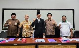 Abang Kandung Bupati Rohil Terima Nilai A Lulus Ujian Tesis Pascasarjana UIR