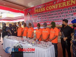 Konferensi Pers Ungkap Peredaran Gelap Narkotika Jenis Shabu Jaringan Internasional