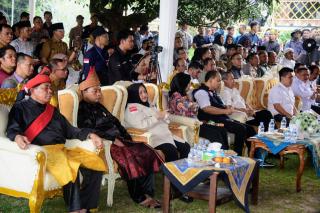 Diskusi Publik, Bupati Kasmarni Saksikan dan Dengarkan Harapan Menteri Kominfo