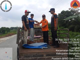 Ringankan Beban Korban Bencana Puting Beliung, BPBD Bengkalis Serahkan Bantuan di Desa Muara Dua