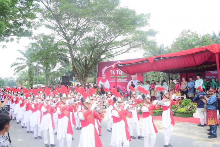 Warna-Warni dan Keberagaman Khasanah Budaya, Bupati Kasmarni Lepaskan Ribuan Peserta Pawai Ta