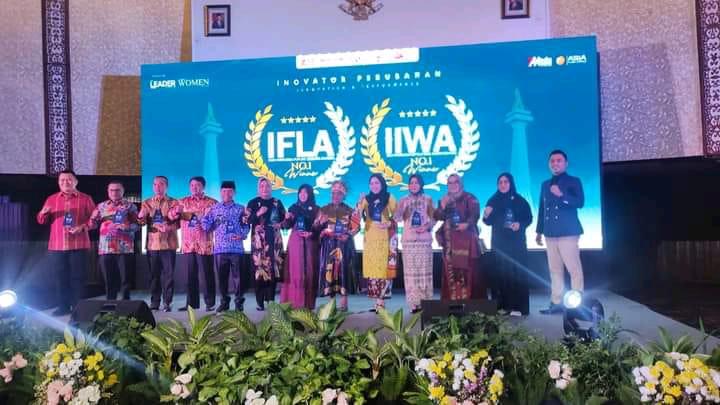 Kesek SMAN 3 Lubuk Basung Menerima Penghargaan Inovator Perubahan Pendidikan se Indonesia