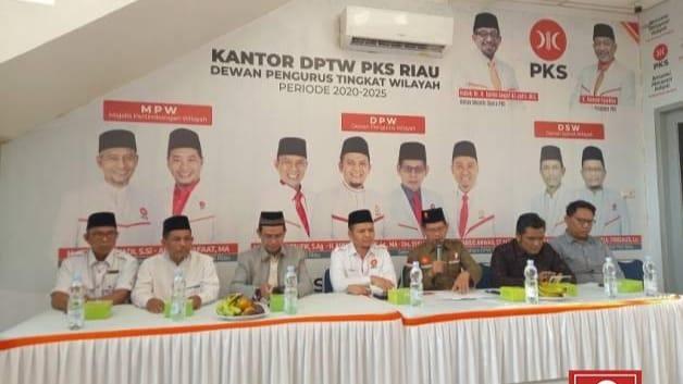 Konferensi Pers di Markaz Dakwah PKS Pekanbaru, Partai PKS Menduga ada Upaya Pengambilalihan Posisi Ketua DPRD Bengkalis