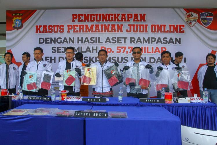 7 Tahun Beroperasi dengan Omset Miliaran Rupiah, Ditreskrimsus Polda Riau Ungkap Kasus Judi Online