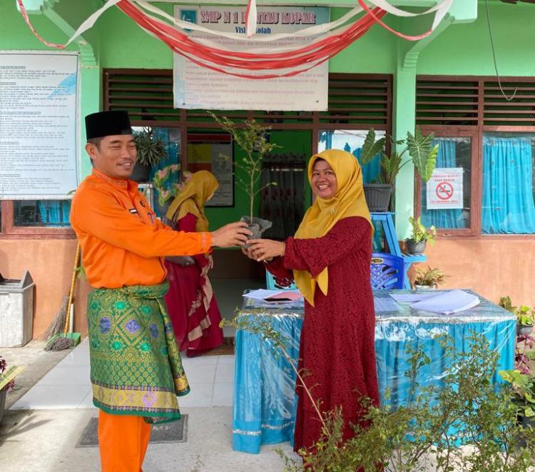 Camat Rantau Kopar Bagikan Bibit Pohon Ketapang Mini