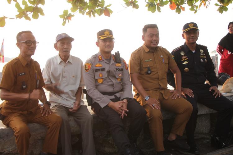 Patroli Skala Besar di Desa Jangkang, Kapolres Bengkalis dan BC Bercengkerama dengan Masyarakat Terkait Peredaran Narkoba