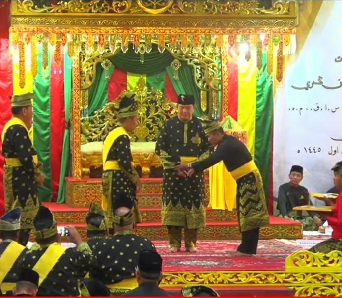Datuk Seri Jaya Perkasa Setia Negeri di Anugerahkan LAM Riau kepada Kapolda Riau
