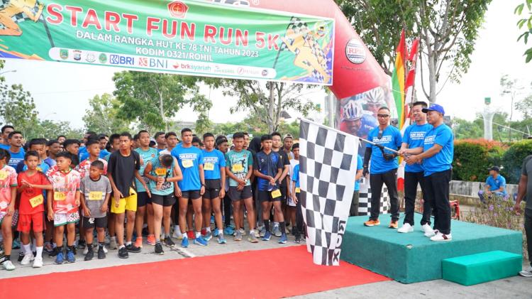 Bupati Afrizal Sintong Lepas Ratusan Peserta Fun Run 5K Meriahkan HUT ke-78 TNI oleh Kodim 0321 Rohil